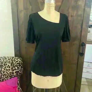 Conmite, asymmetric neckline black T-shirt.